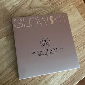Anastasia Beverley hills glow kit that glow